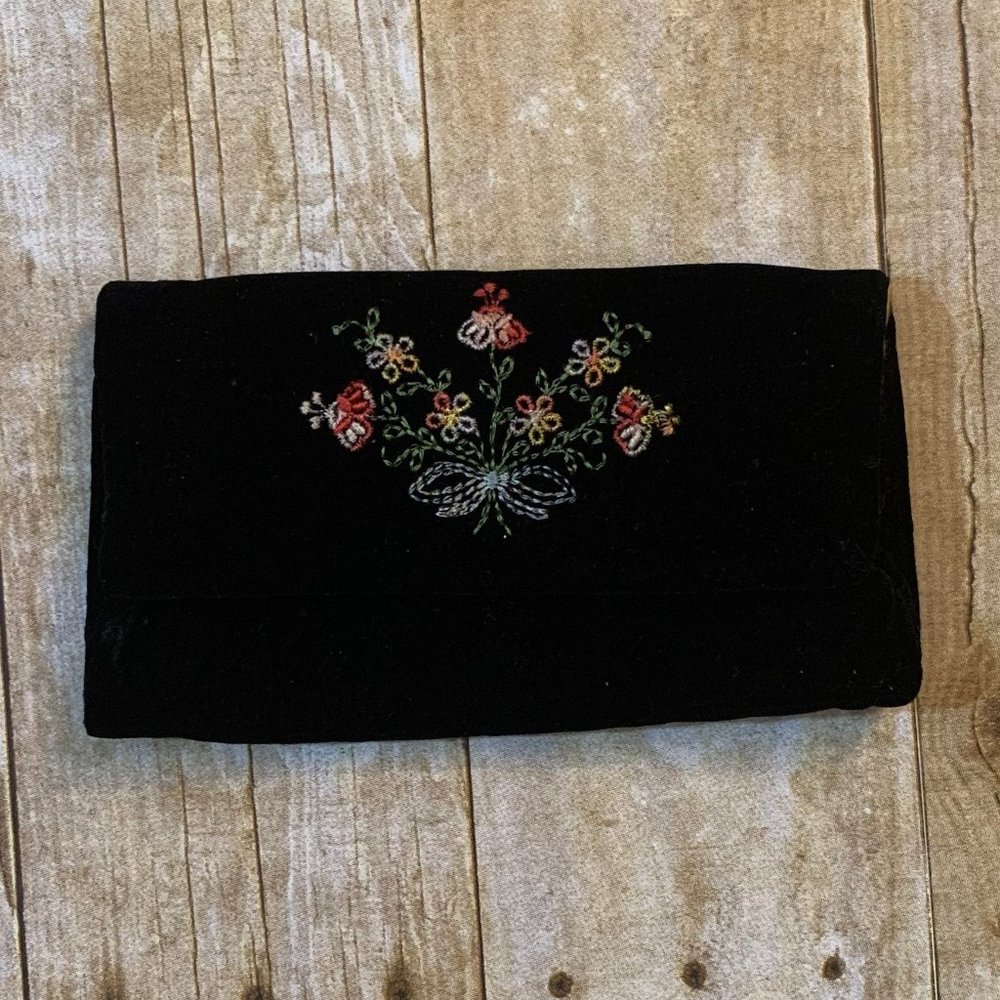 VTG black velvet embroidered clutch